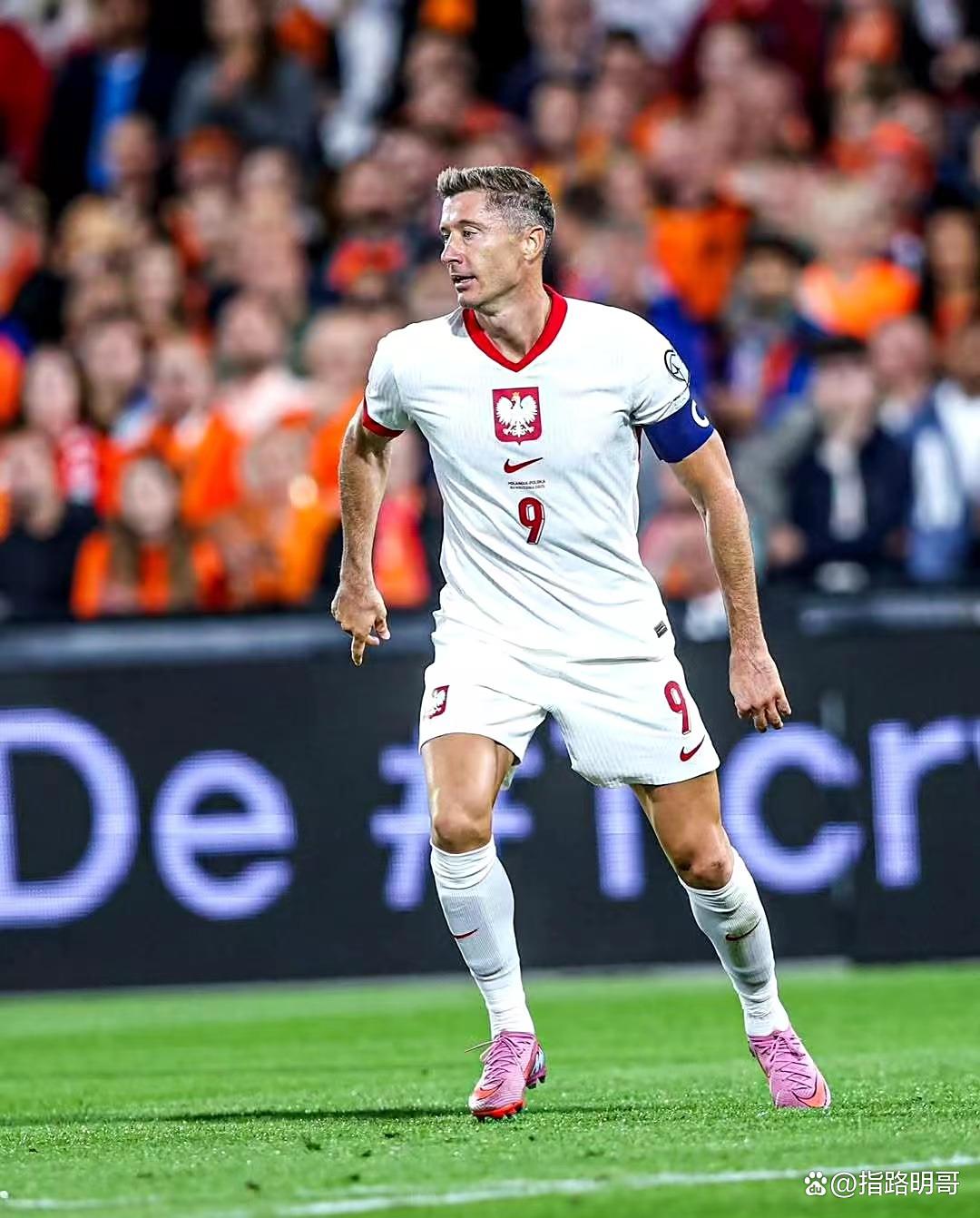 NGSPORTS-包含莱万多夫斯基在曼联比赛中赛况扑朔迷离,惊险取胜引发热议!的词条